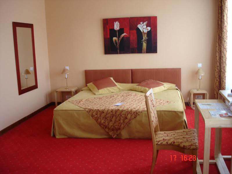 Brit Hotel Essentiel Pontivy Robic Exterior foto